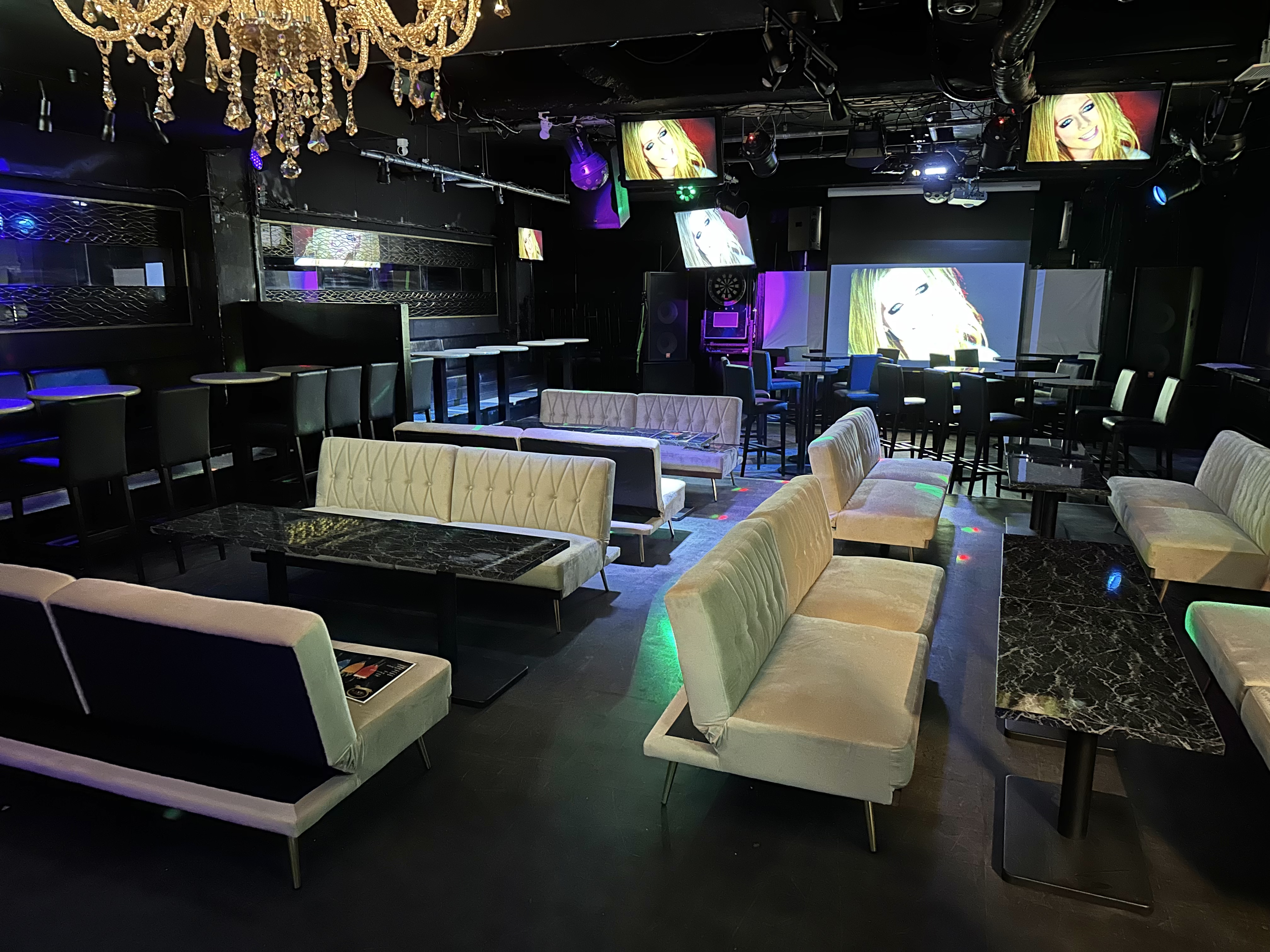NEXTⅡ 店内全体（夜）